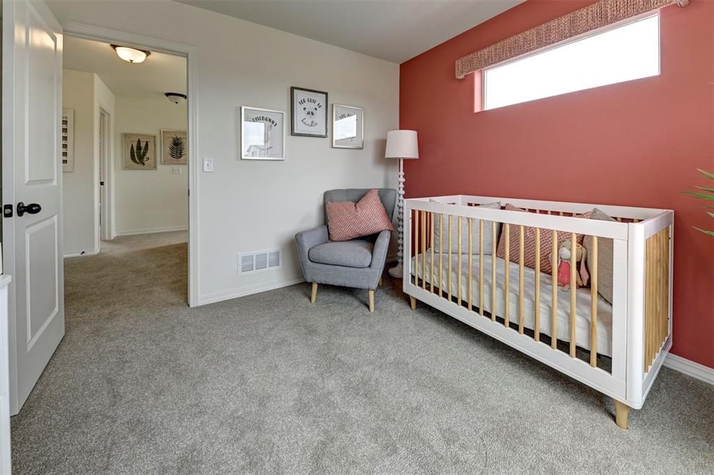 Image 17 of 32: Bedroom