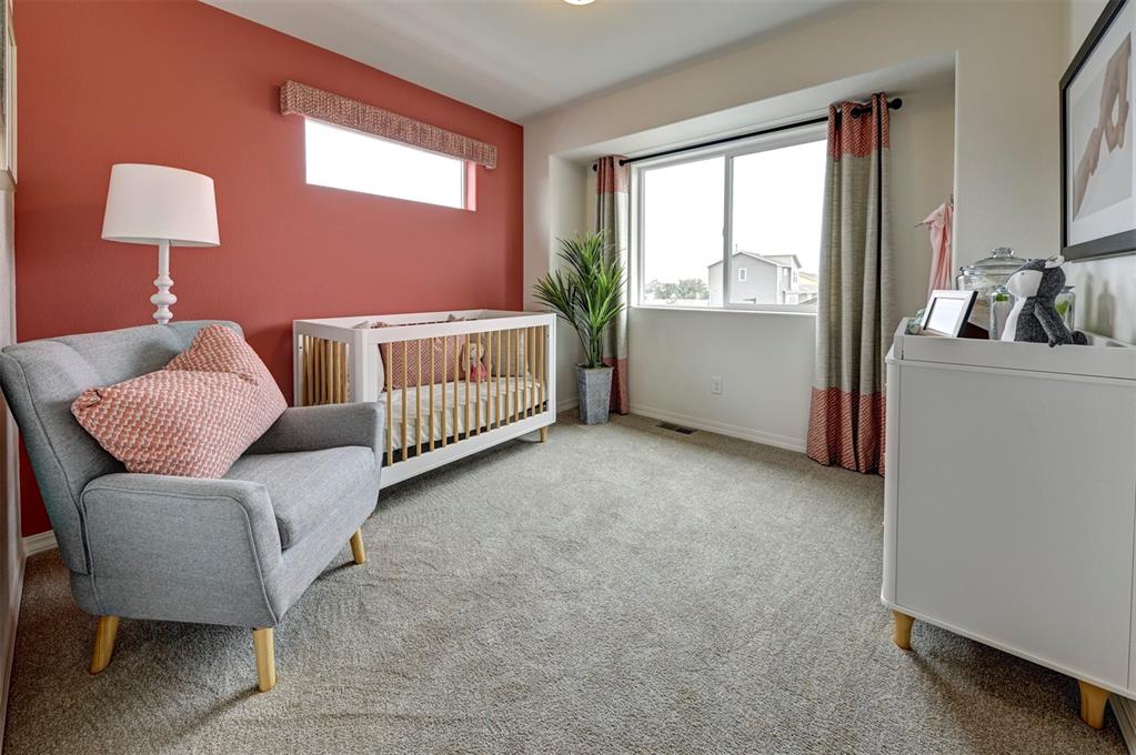 Image 19 of 32: Bedroom