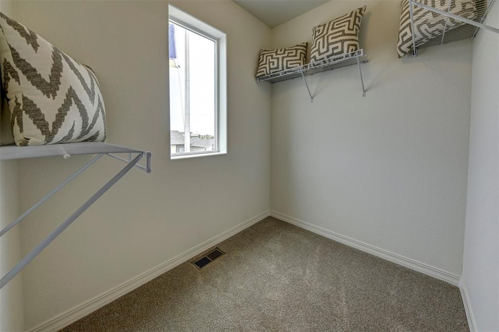 Image 23 of 32: Closet