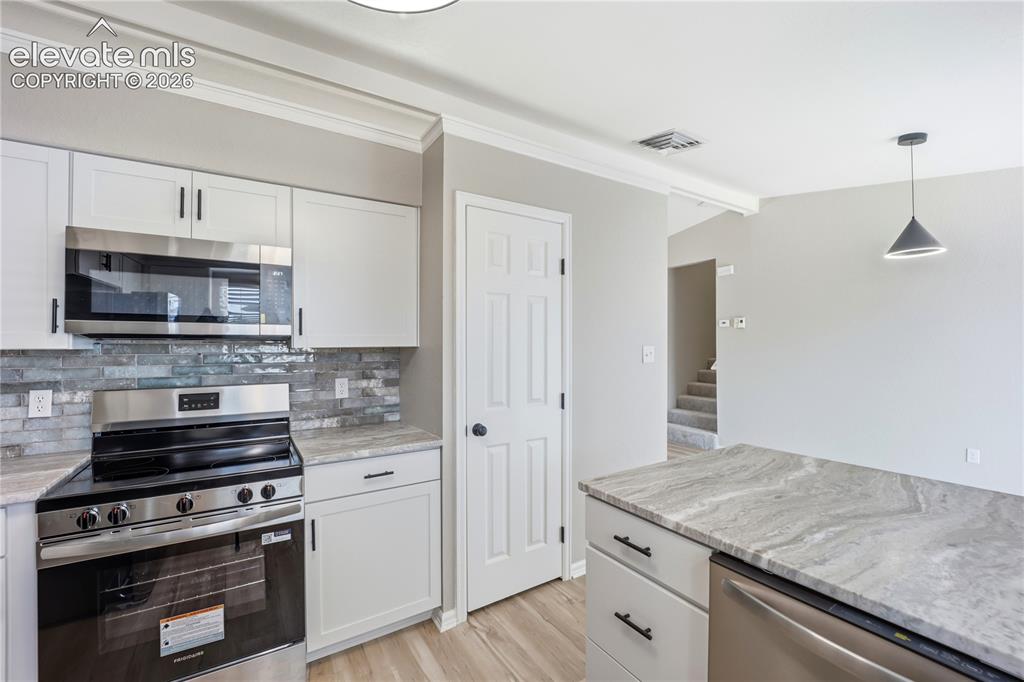 Image 14 of 42: Kitchen