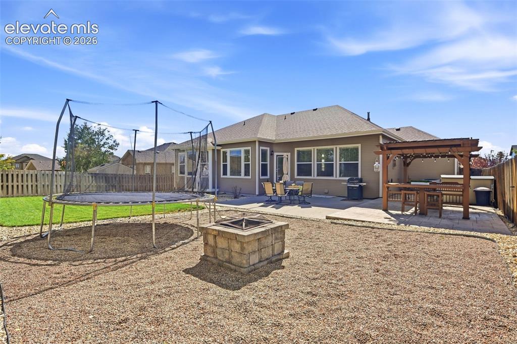 Image 35 of 41: Open yard space with room to play and relax!
