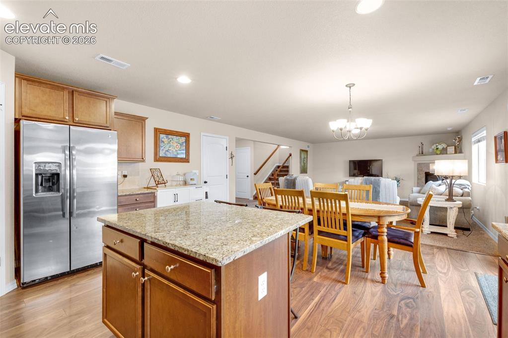 Image 11 of 33: Dining Area
