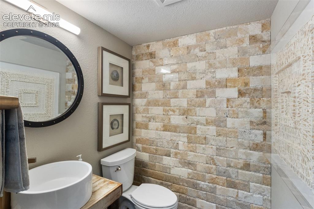 Image 15 of 44: Bathroom