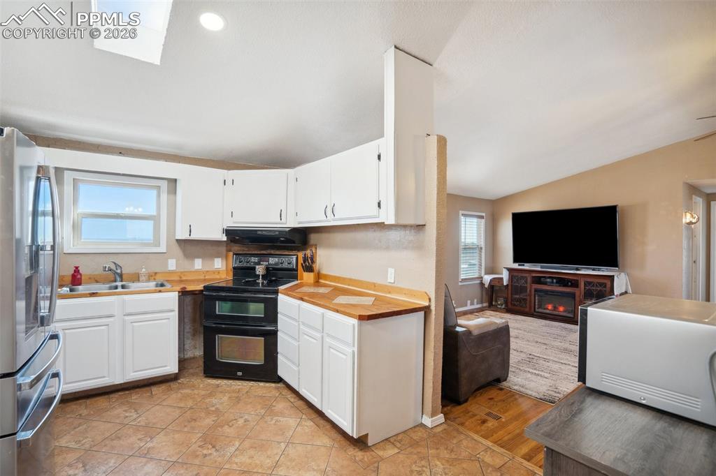 Image 19 of 34: Kitchen