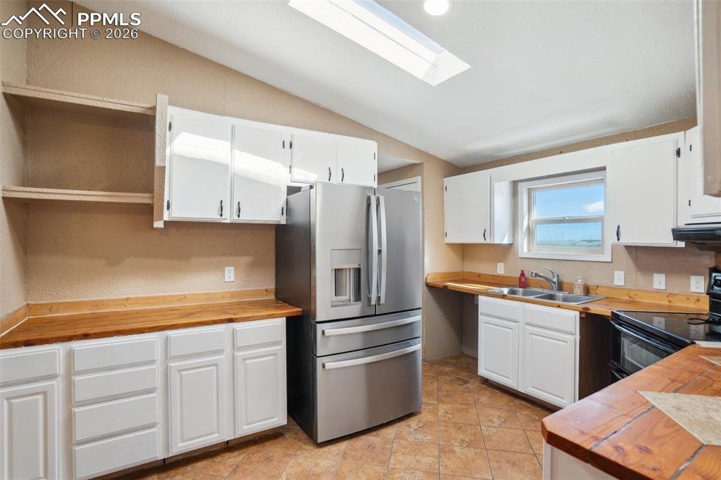 Image 20 of 34: Kitchen