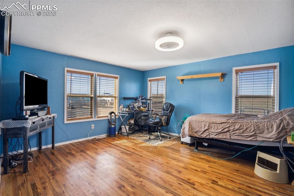 Image 24 of 34: Bedroom