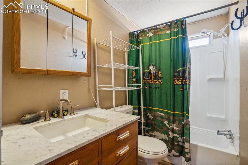 Image 25 of 34: Bathroom