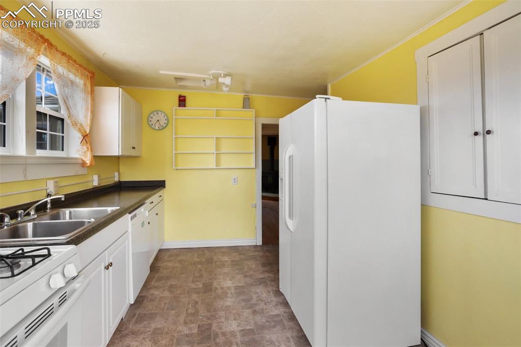Image 10 of 26: Kitchen