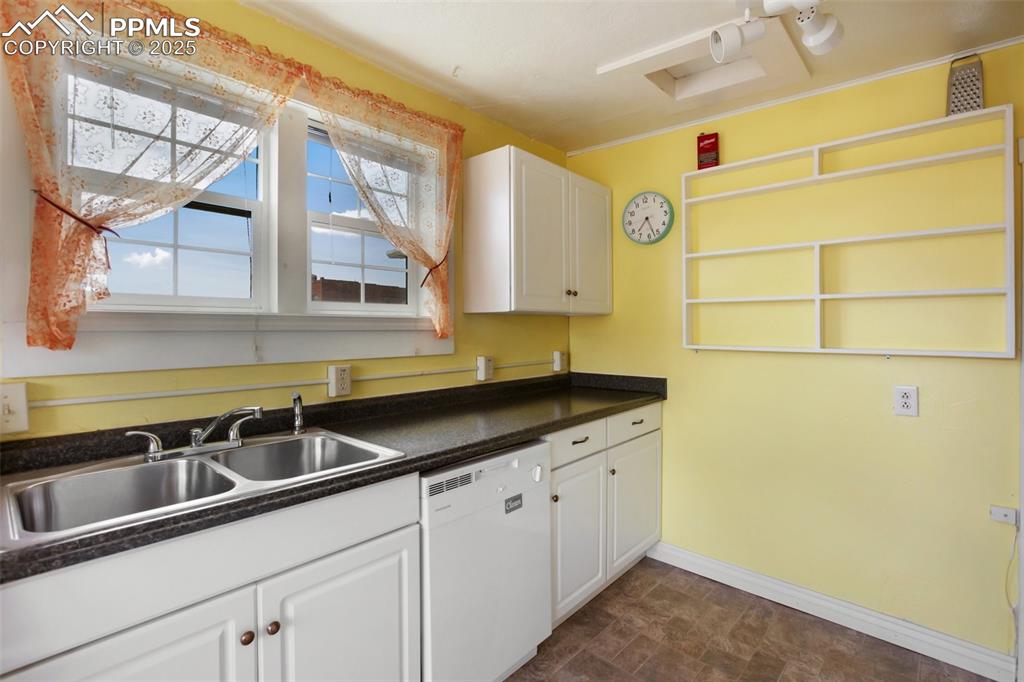 Image 11 of 26: Kitchen
