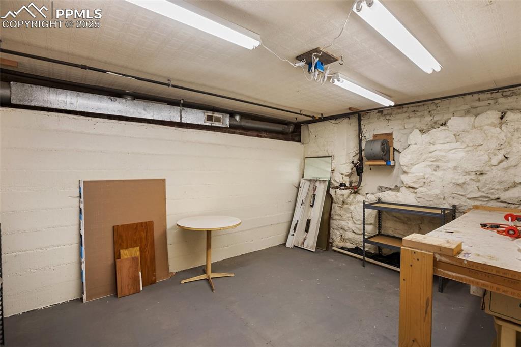 Image 18 of 26: Workshop