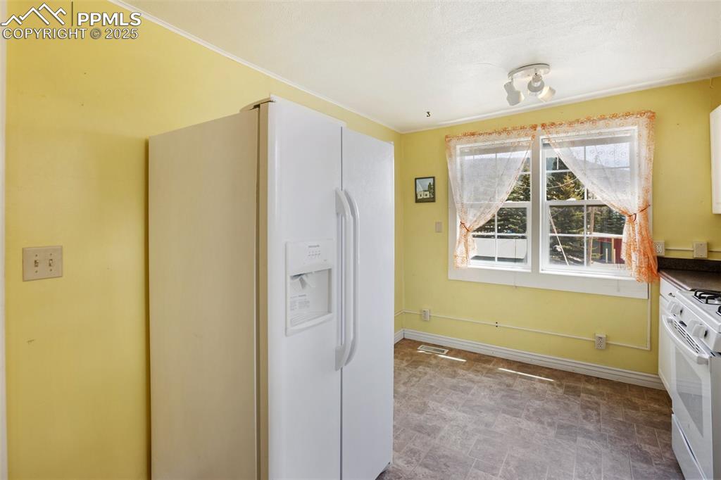 Image 7 of 26: Kitchen