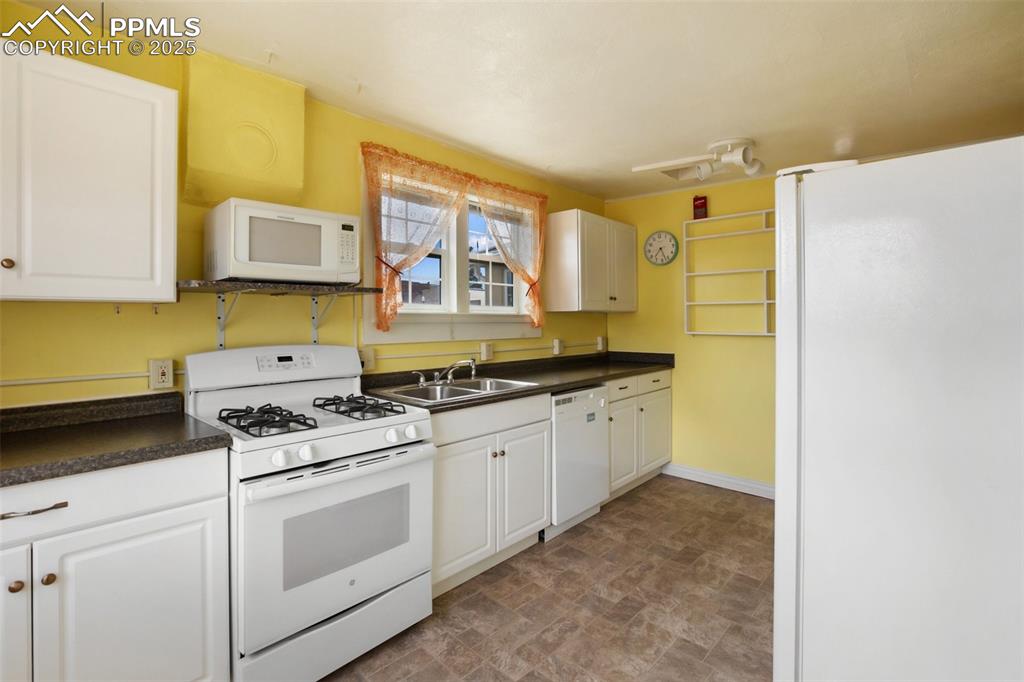 Image 8 of 26: Kitchen
