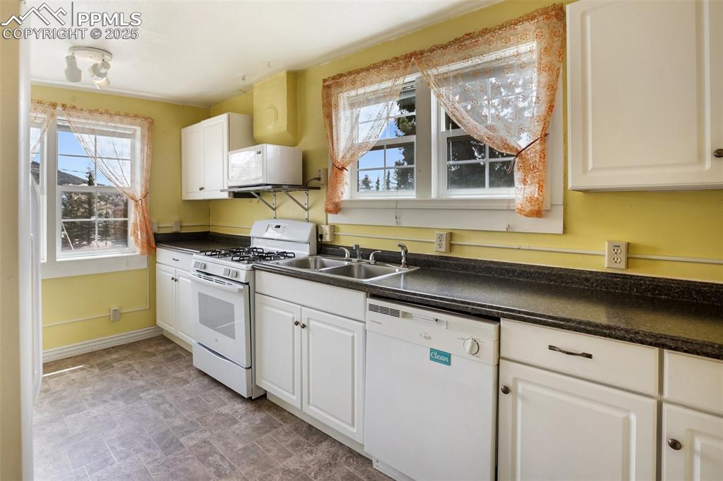 Image 9 of 26: Kitchen