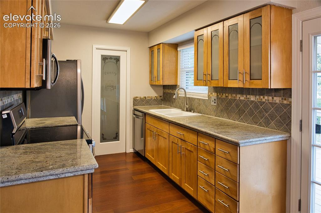 Image 10 of 28: Kitchen