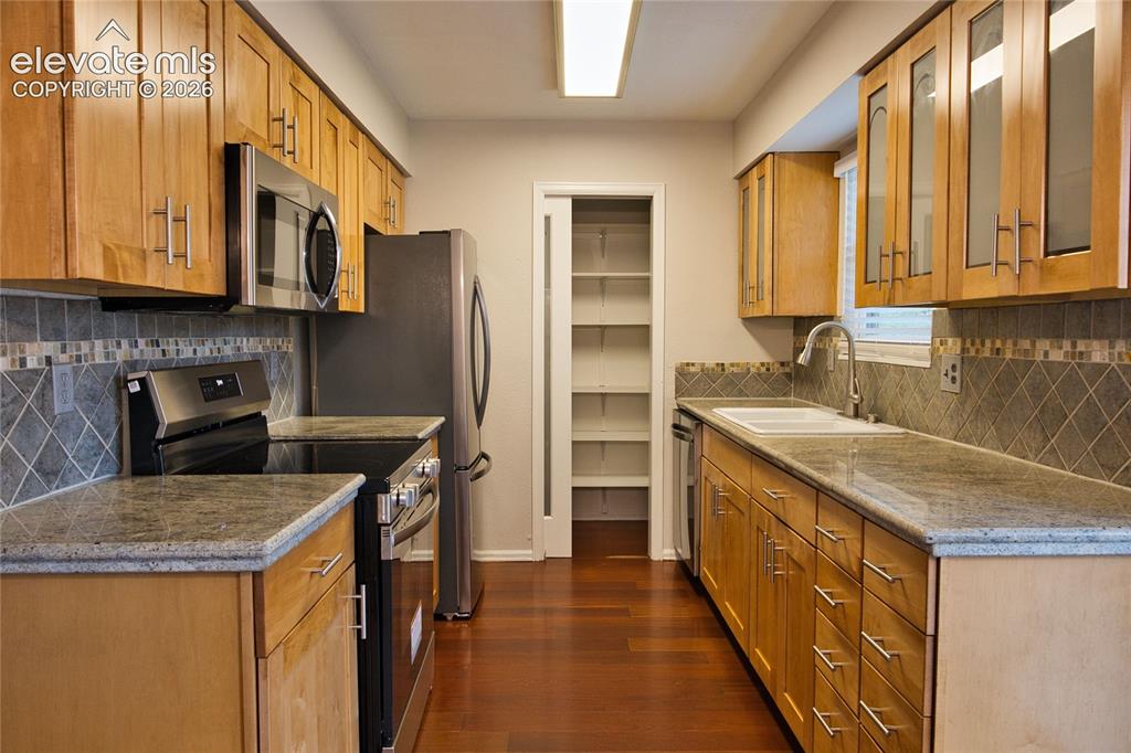 Image 11 of 28: Kitchen