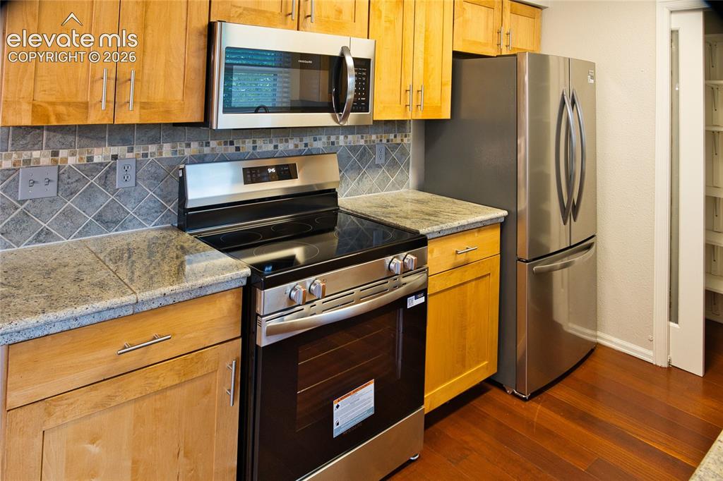 Image 12 of 28: Kitchen