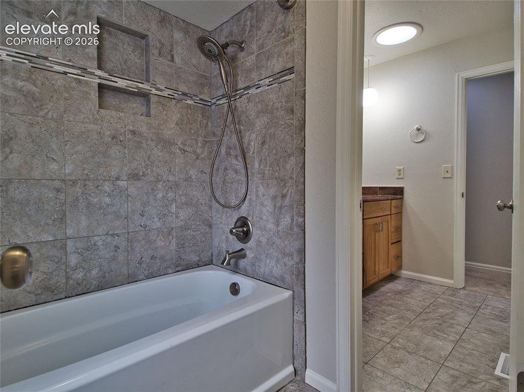 Image 18 of 28: Bathroom