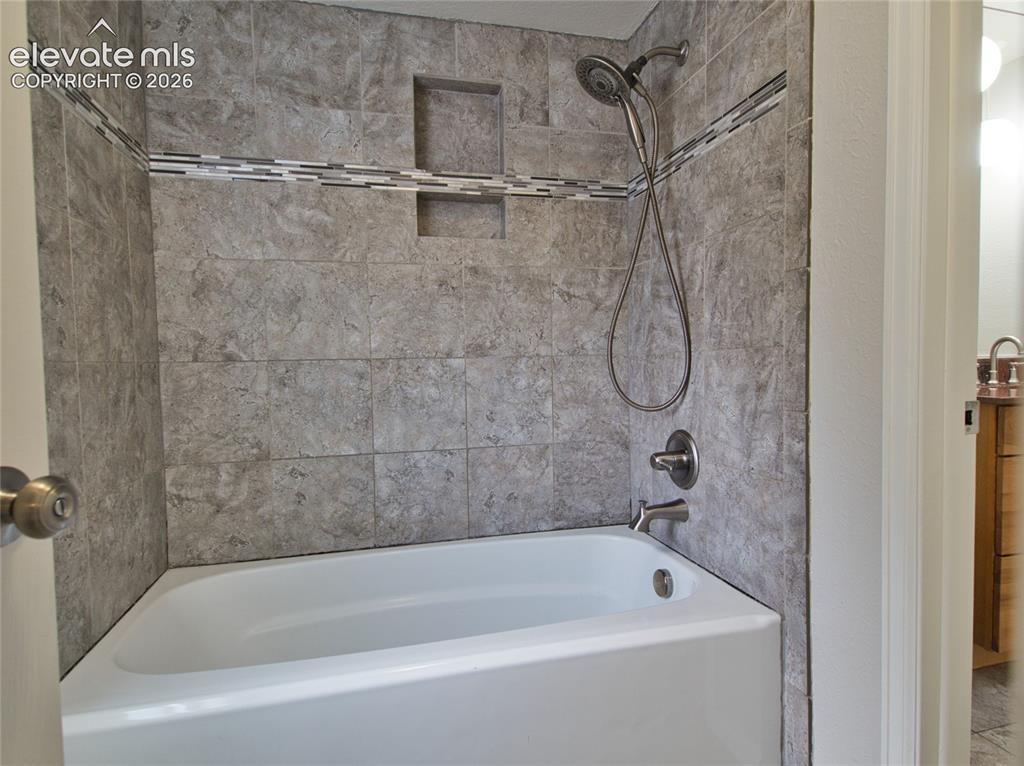 Image 19 of 28: Bathroom