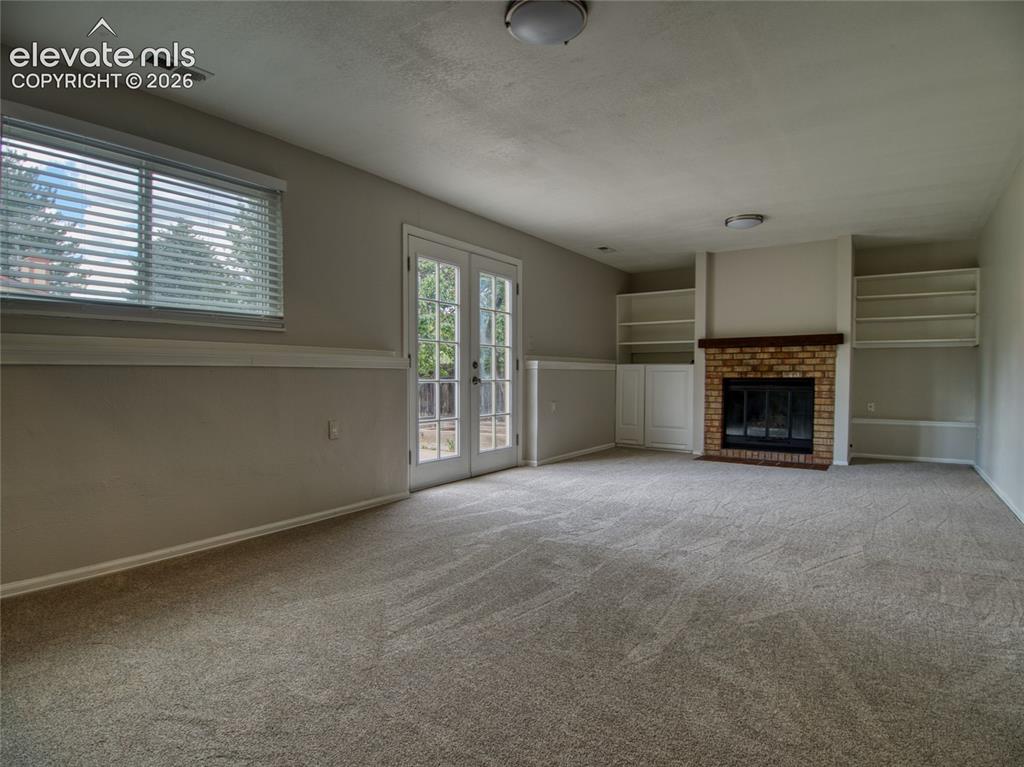 Image 21 of 28: Family Room