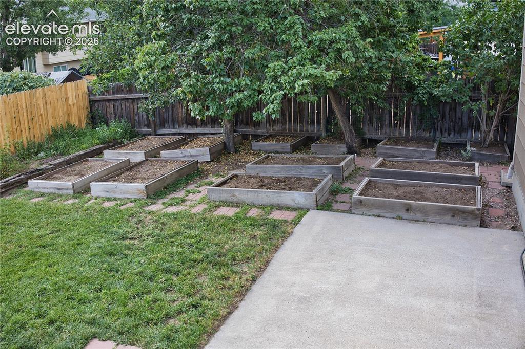 Image 28 of 28: Yard