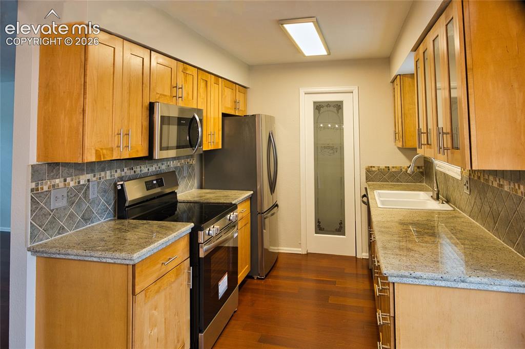 Image 9 of 28: Kitchen