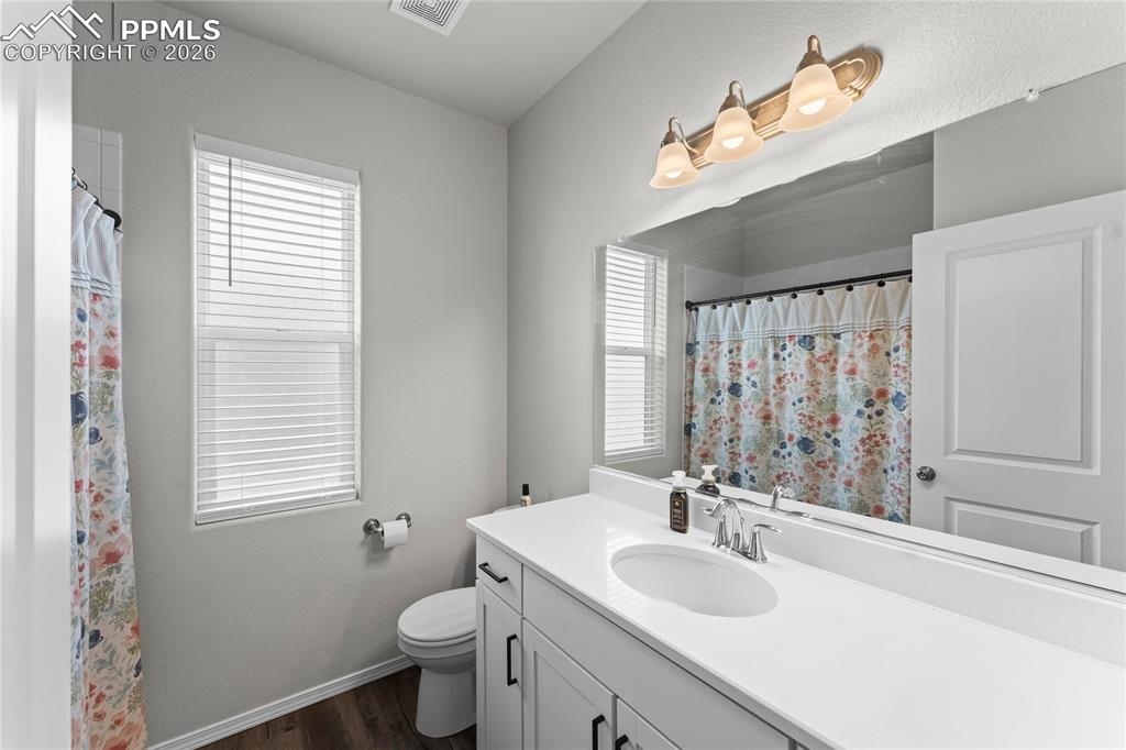 Image 16 of 48: Bathroom