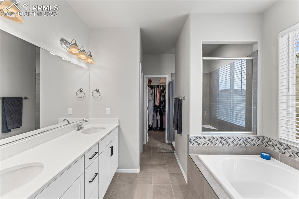 Image 23 of 48: Bathroom