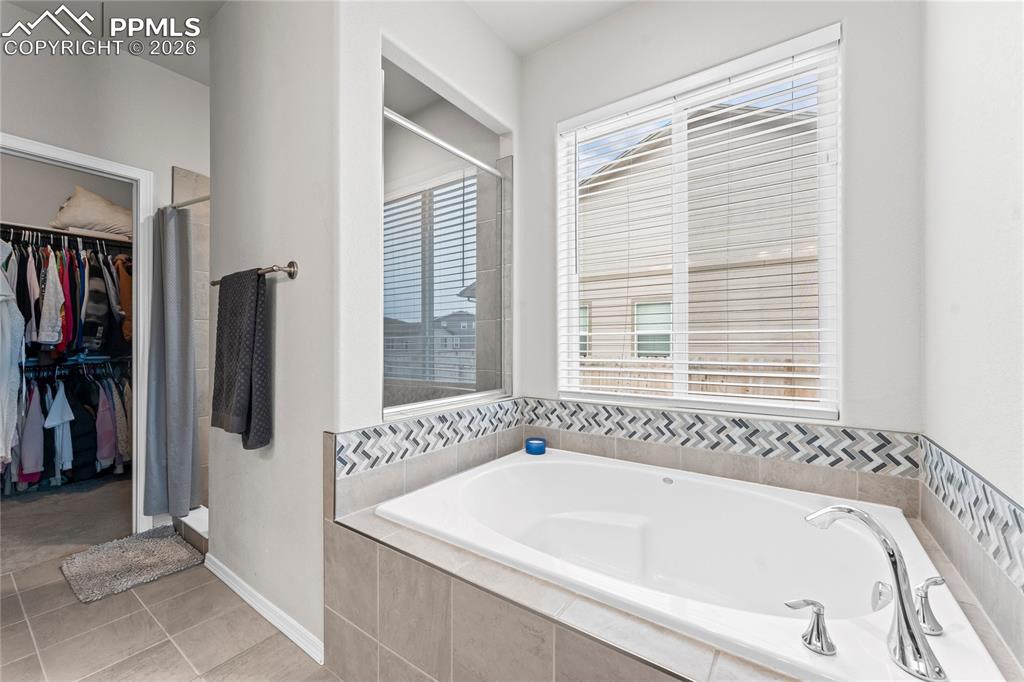 Image 24 of 48: Bathroom