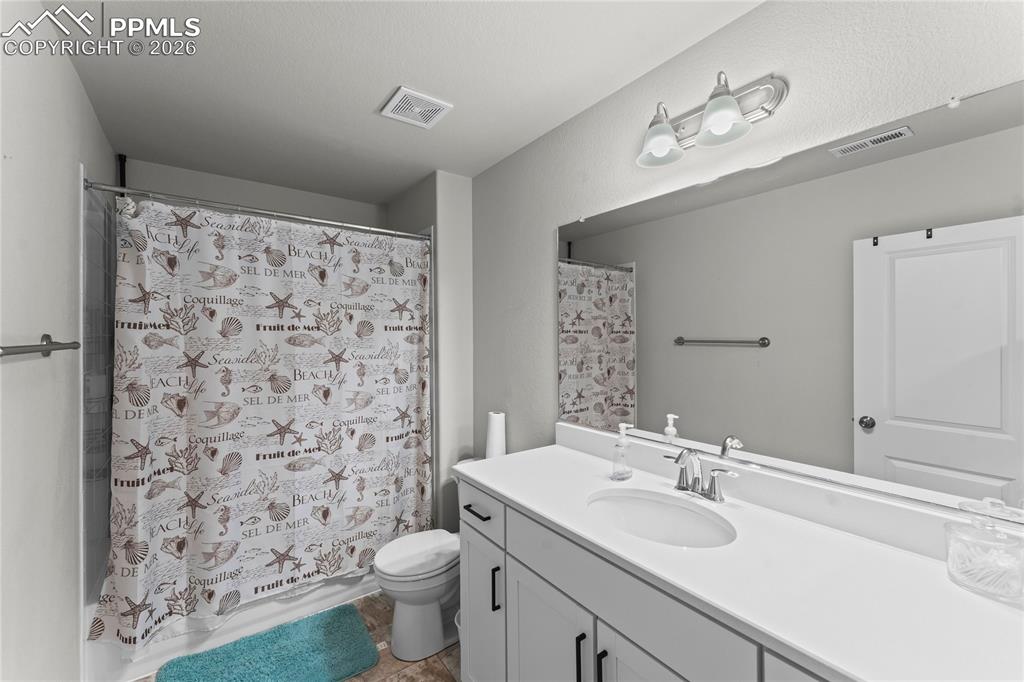 Image 33 of 48: Bathroom