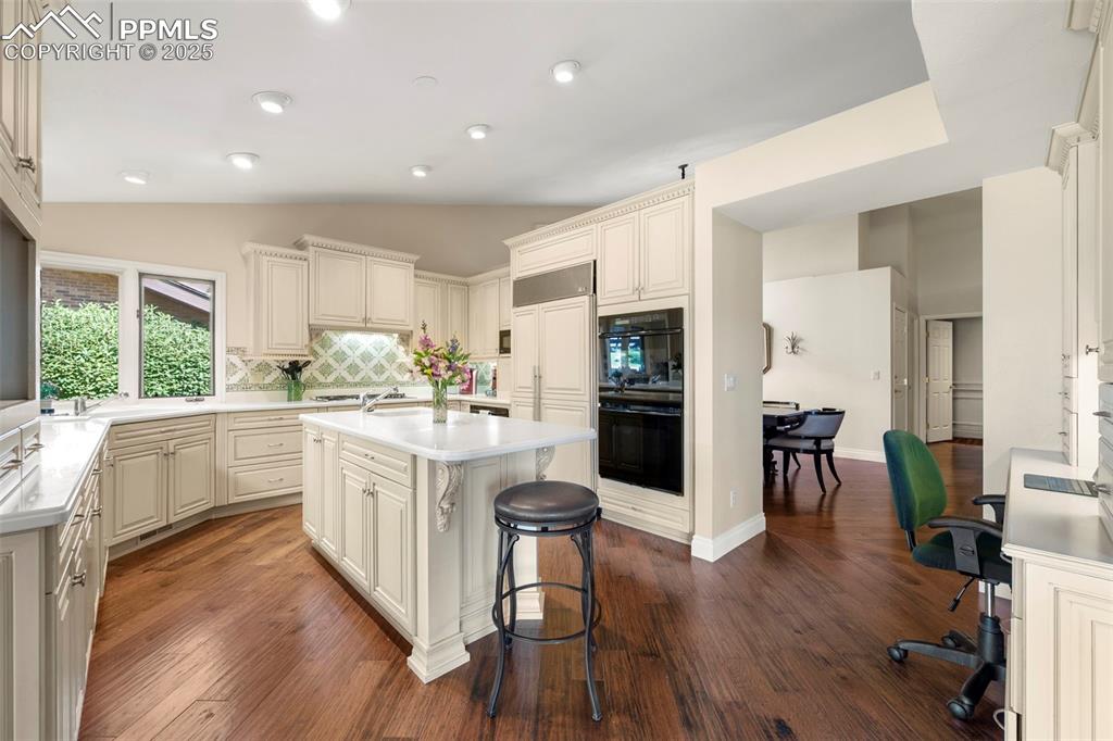 Image 10 of 50: Kitchen