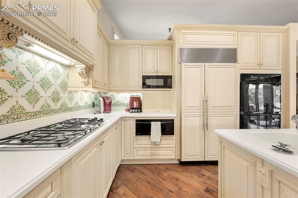 Image 12 of 50: Kitchen