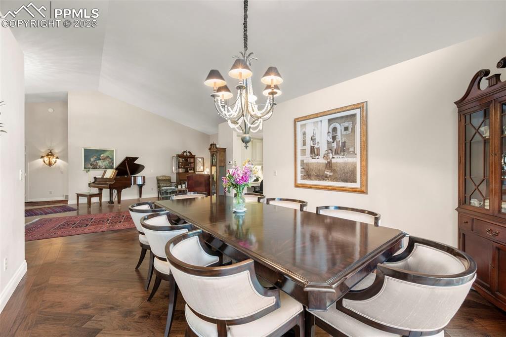Image 7 of 50: Dining Area