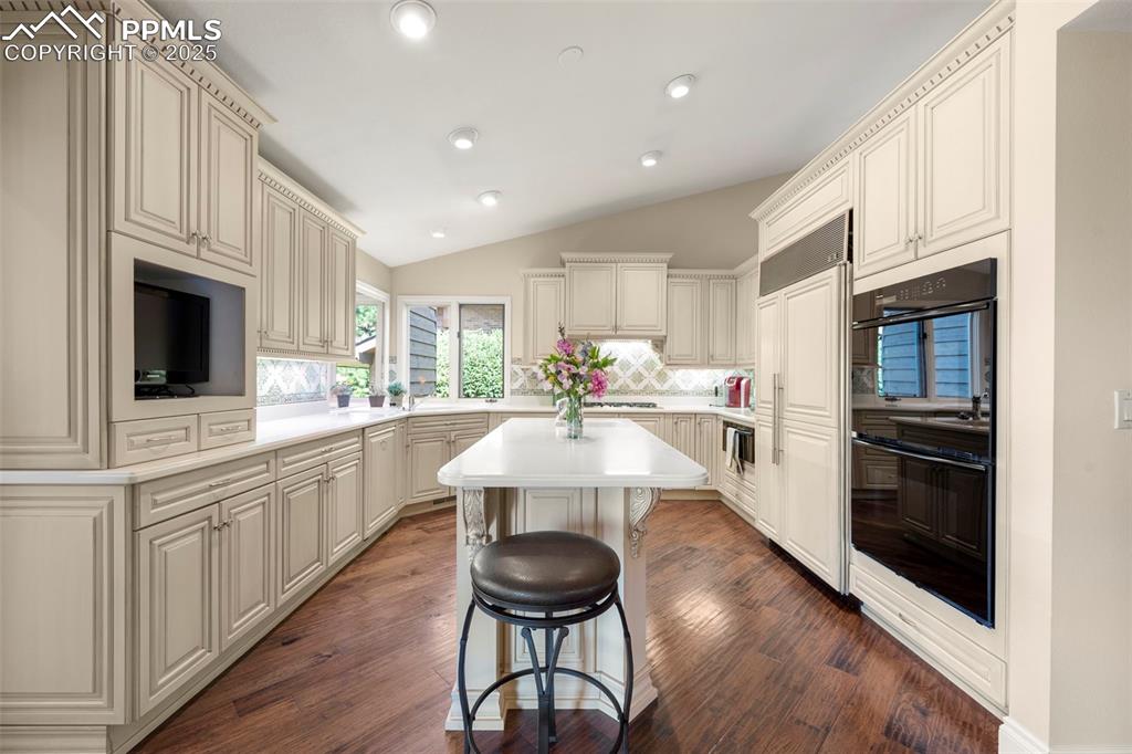 Image 9 of 50: Kitchen