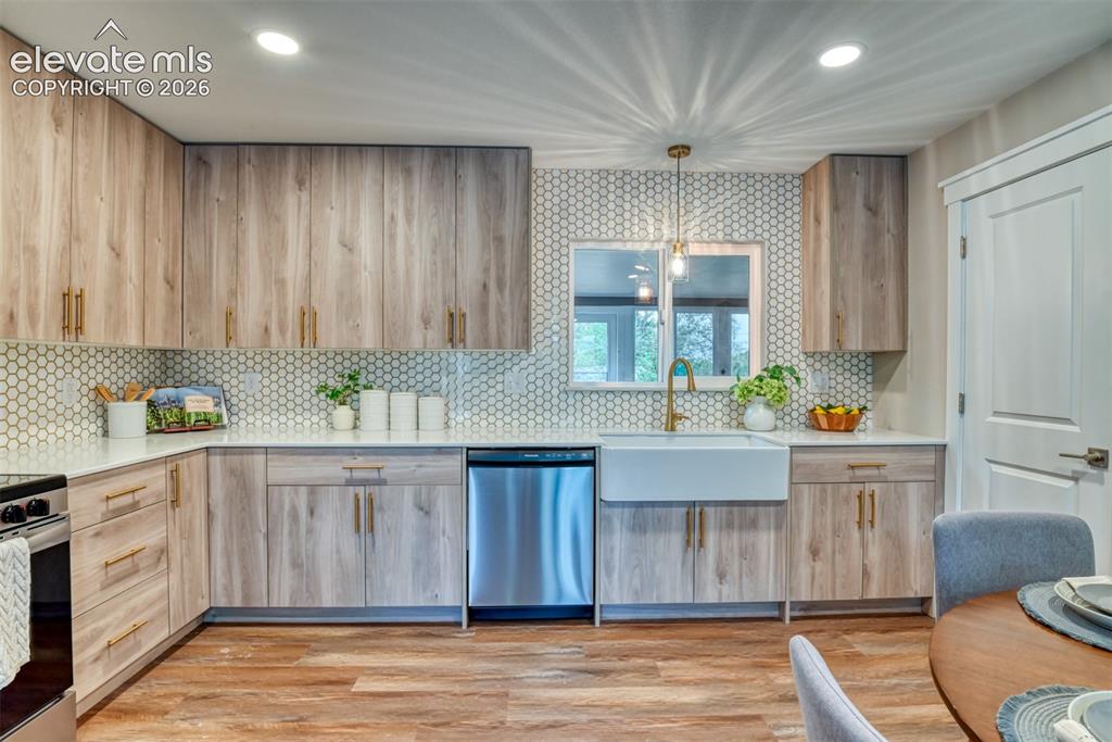 Image 15 of 43: Kitchen