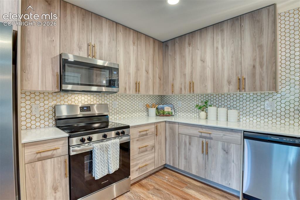 Image 16 of 43: Kitchen
