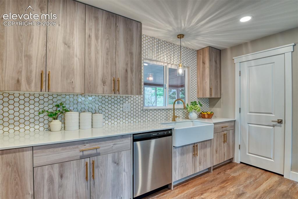 Image 17 of 43: Kitchen