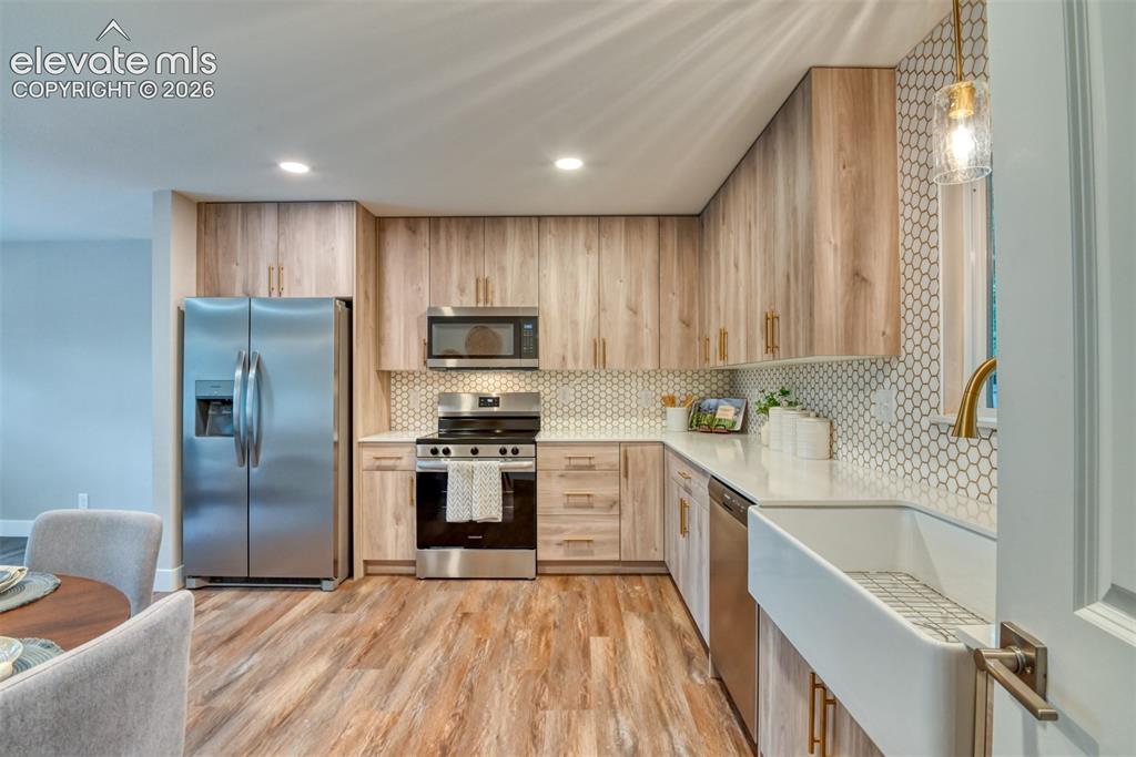 Image 18 of 43: Kitchen