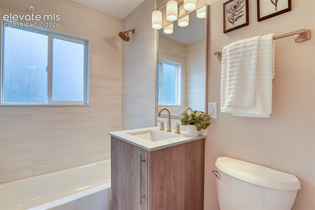 Image 25 of 43: Bathroom