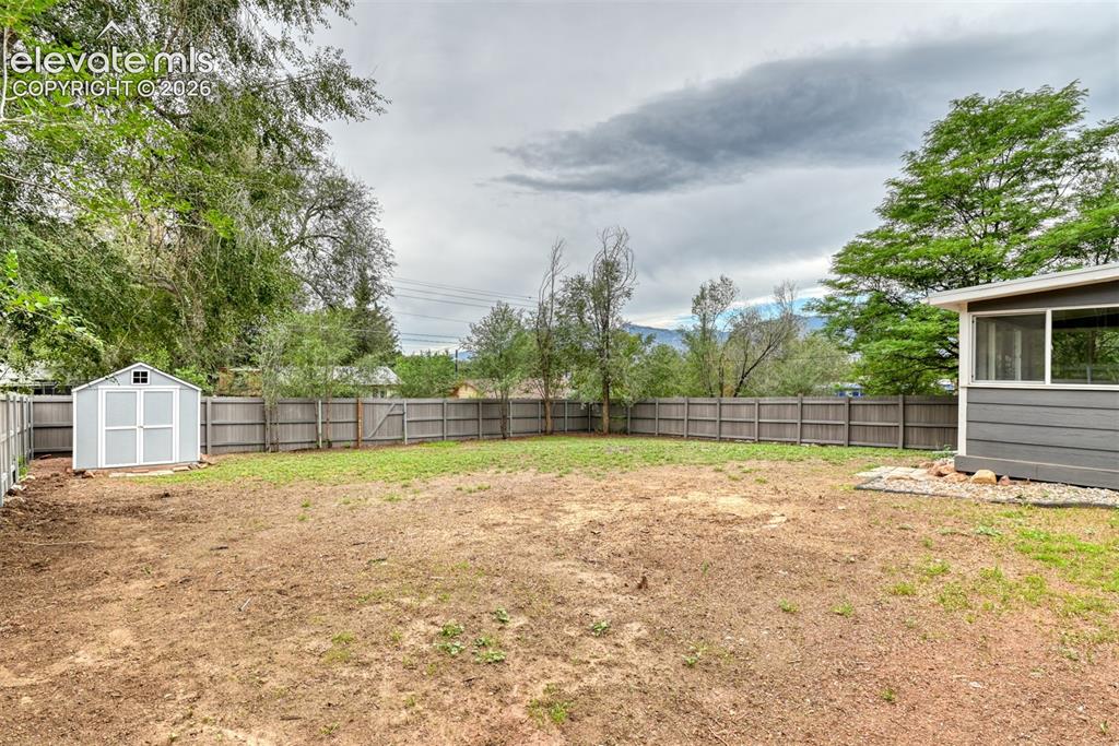 Image 42 of 43: Yard