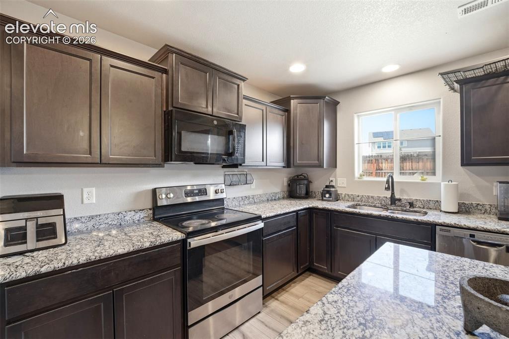 Image 15 of 48: Kitchen