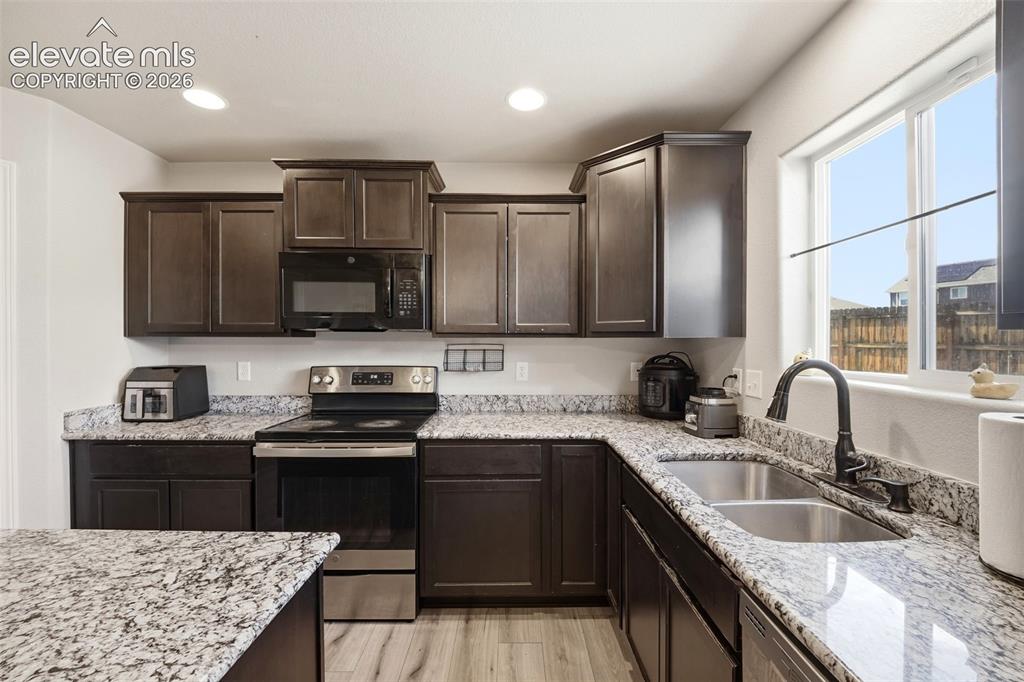 Image 16 of 48: Kitchen