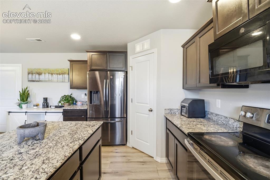Image 17 of 48: Kitchen
