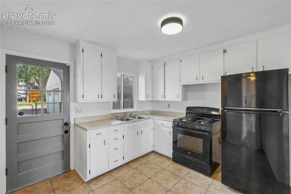 Image 10 of 33: Kitchen