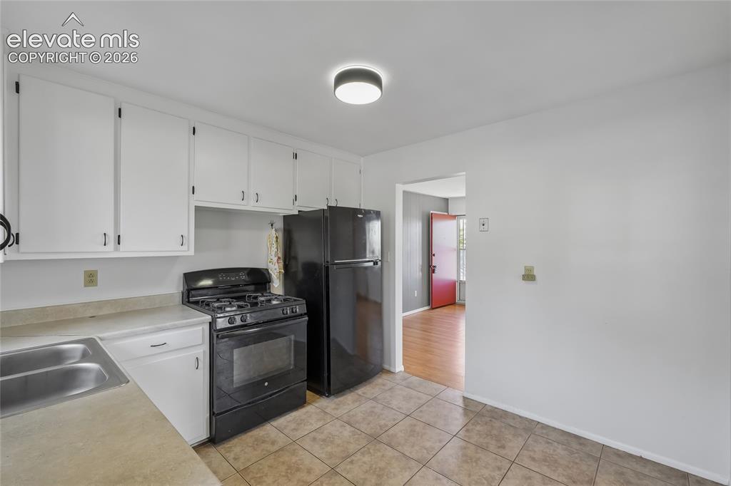 Image 11 of 33: Kitchen