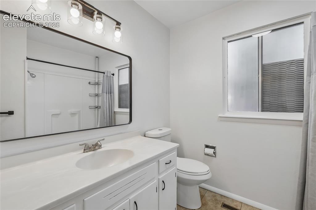Image 15 of 33: Bathroom