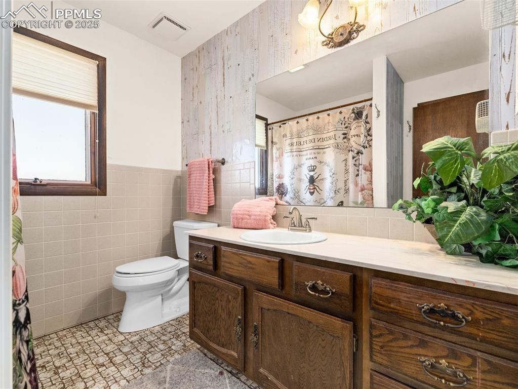 Image 12 of 35: Bathroom