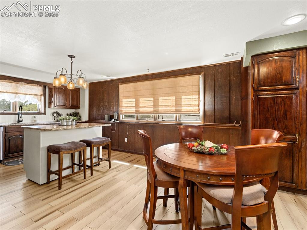 Image 6 of 35: Dining Area