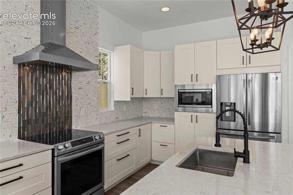 Image 17 of 46: Kitchen
