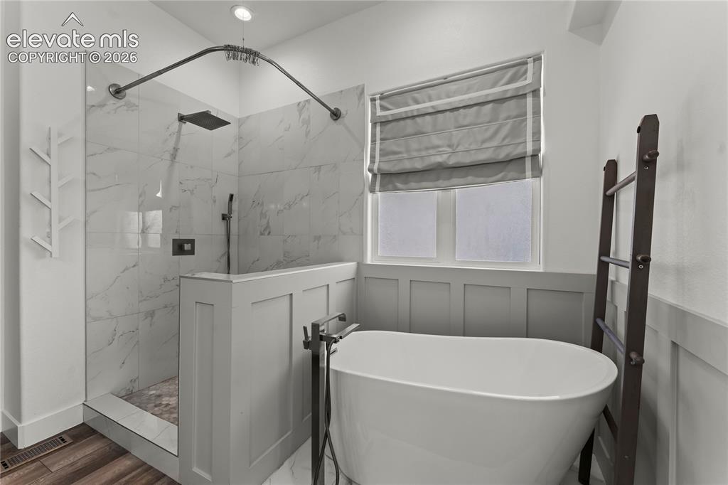 Image 26 of 46: Bathroom