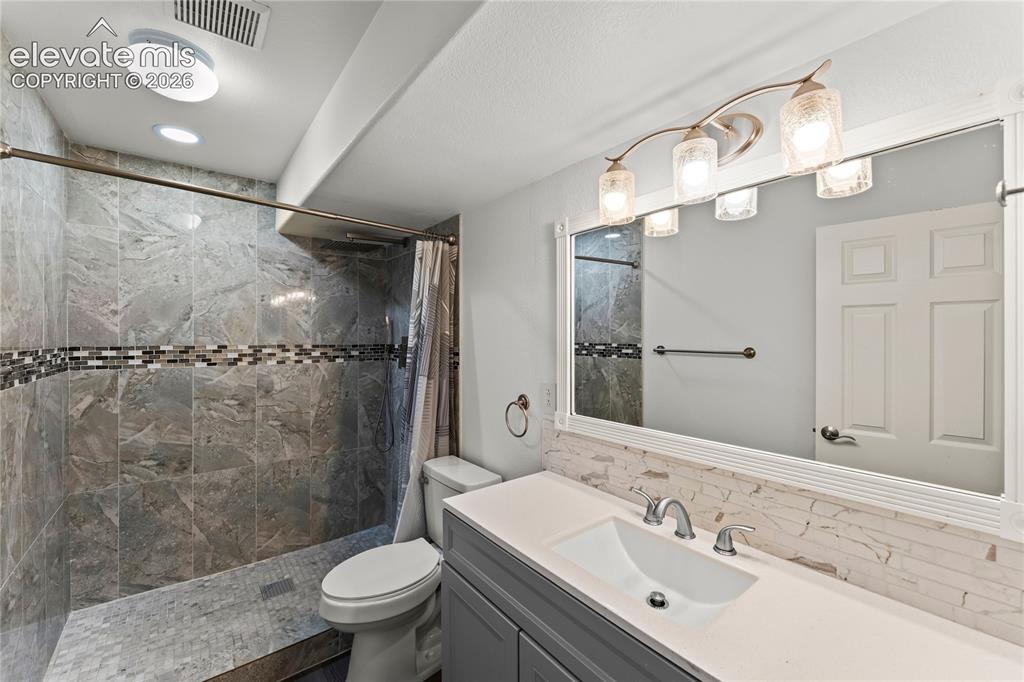 Image 38 of 46: Bathroom